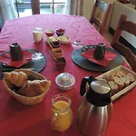 Le Jardin Des Paons Bed & Breakfast Issac